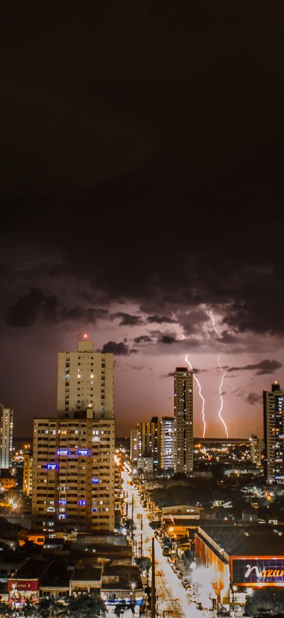 Fond d'écran iPhone Thunderstorms Above City During Night Time