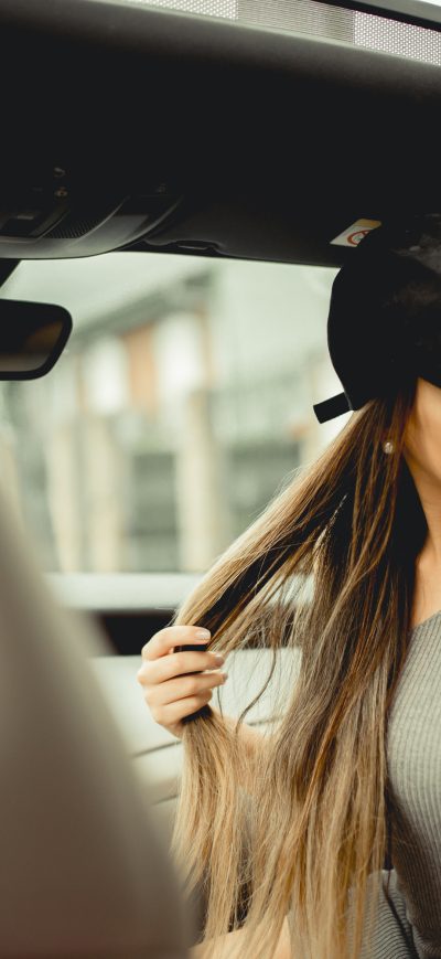 Fond d'écran iPhone Girl With Basketball Cap In Car