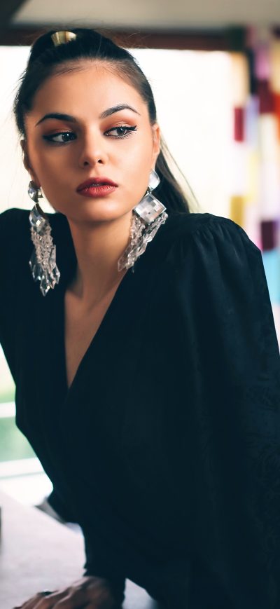 Fond d'écran iPhone Dark Hair Black Dress Indoor