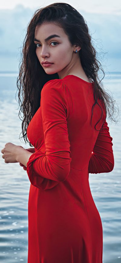 Fond d'écran iPhone Red Dress Girl Long Hair Looking Back 4k