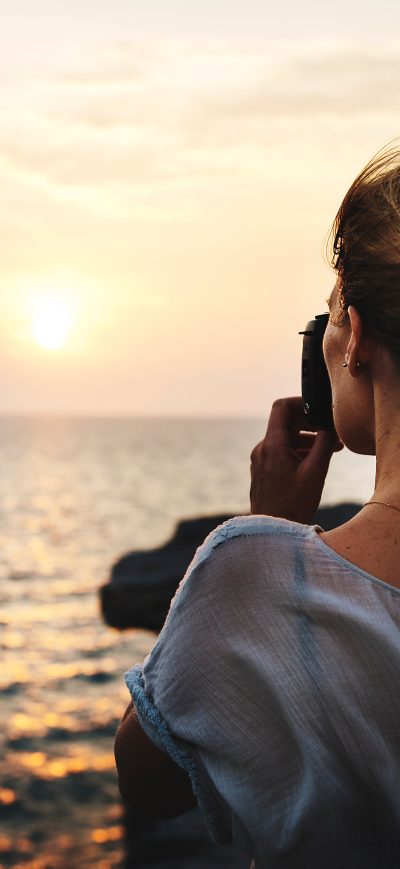 Fond d'écran iPhone Girl Taking A Photo In Nature 8k