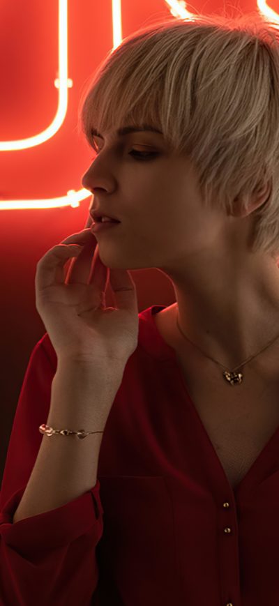 Fond d'écran iPhone Blonde Girl Short Hair 4k