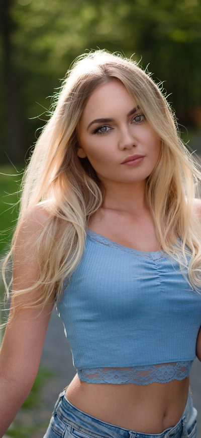 Fond d'écran iPhone Blonde Girl Depth Of Field Playing With Hair 4k