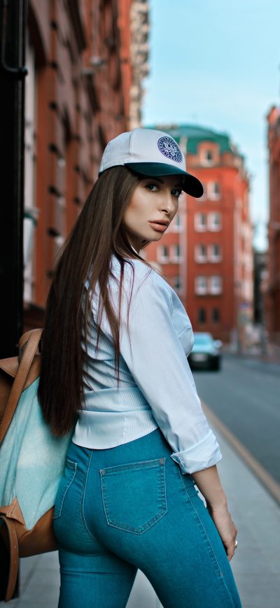 Fond d'écran iPhone Brunette Wearing Baseball Cap Looking Back