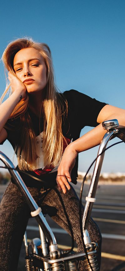 Fond d'écran iPhone Girl Bicycle Jeans 4k