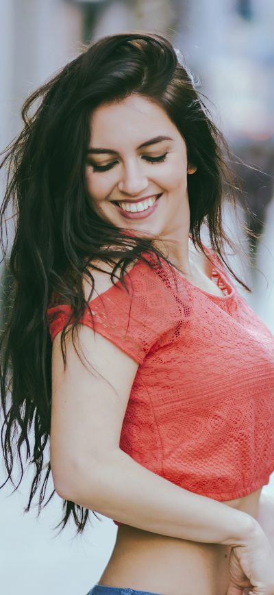 Fond d'écran iPhone Girl Smiling Portrait Outdoor Looking Down 4k