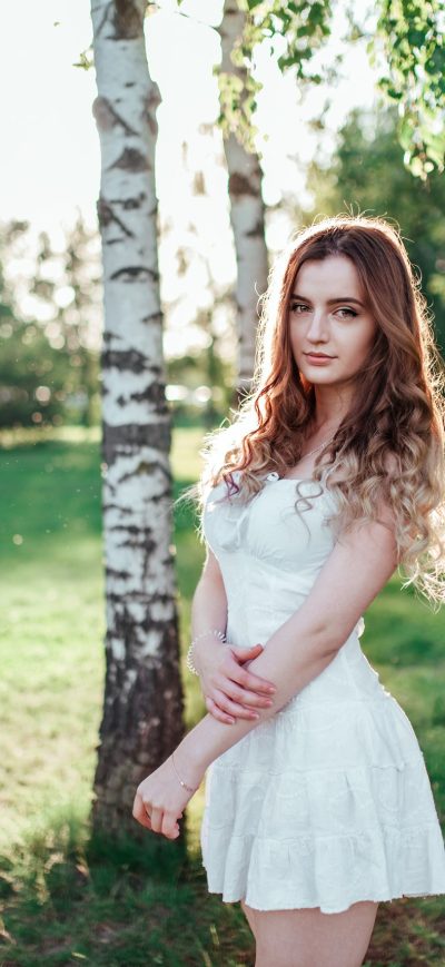 Fond d'écran iPhone Girl In White Dress Outdoors