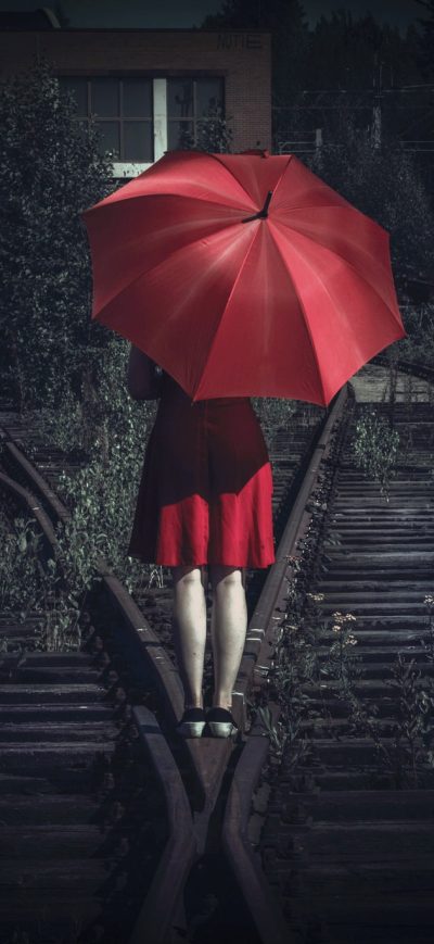 Fond d'écran iPhone Girl With Umbrella On The Railway