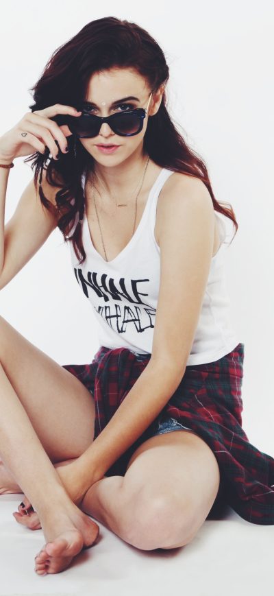 Fond d'écran Acacia Brinley 4k sur iPhone