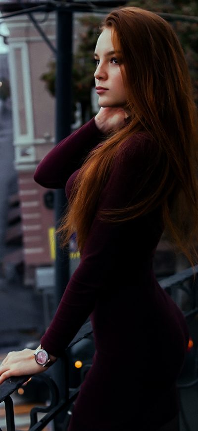 Fond d'écran iPhone Red Hair Women In Balcony