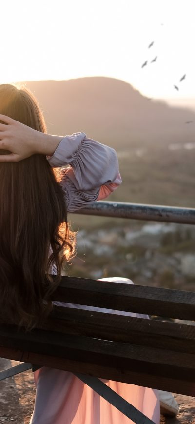 Fond d'écran iPhone Girl Sitting Bench Back Hands In Hair Nature Outdoors