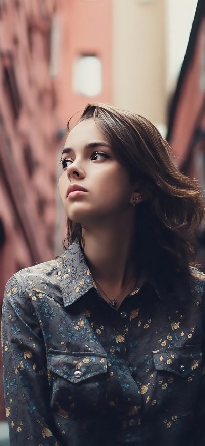 Fond d'écran iPhone Brunette Girl Looking Away 4k