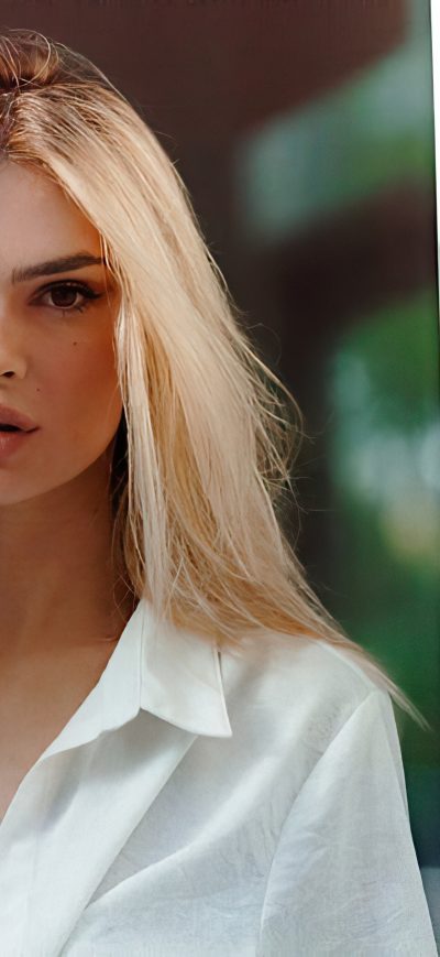Fond d'écran iPhone Emily Ratajkowski Kerastase June 2020