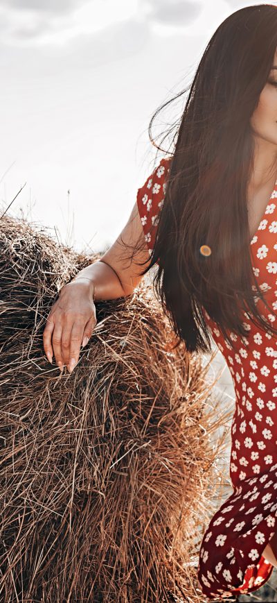 Fond d'écran iPhone Polka Dot Dress Girl Field Long Hair 4k