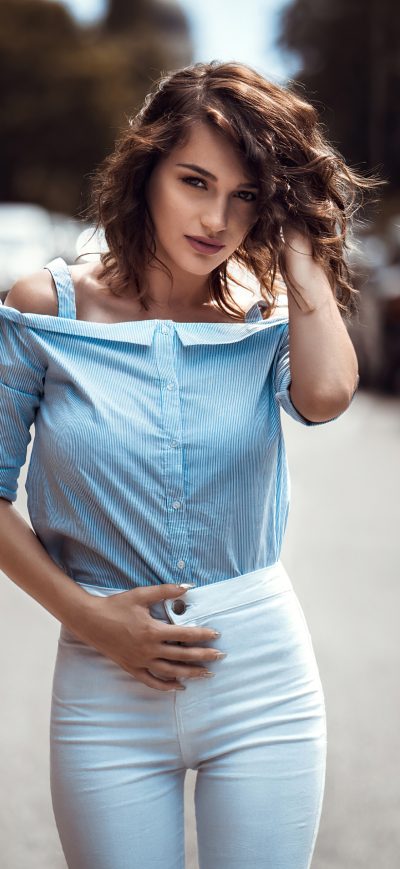 Fond d'écran iPhone Women Bruneete Curly Hair Blue Shirt 4k