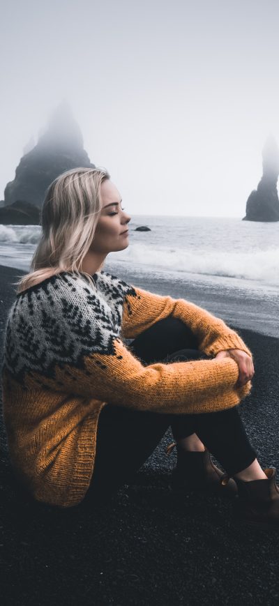 Fond d'écran iPhone Girl In Sweater Sitting With Eyes Closed Sitting At Beach