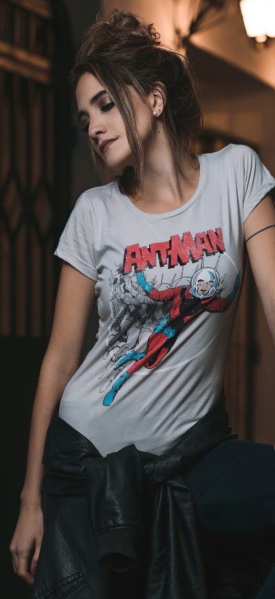 Fond d'écran iPhone Girl In Superhero Tshirt