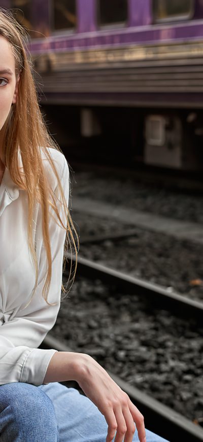 Fond d'écran iPhone Girl At Bangkok Railway Station 4k