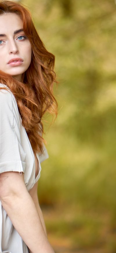 Fond d'écran iPhone Redhead Girl In Forestgraphy 4k