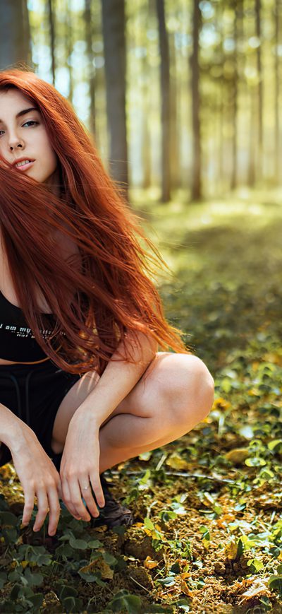 Fond d'écran iPhone Girl Forest Redhead 4k