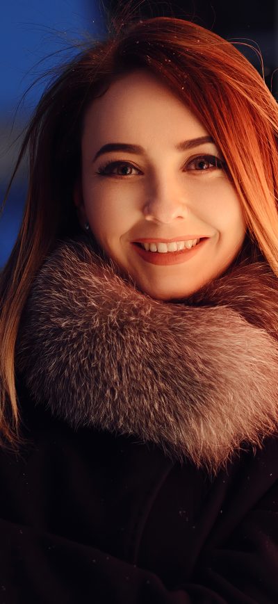 Fond d'écran iPhone Red Long Hair Girl Winter Coat Smiling 4k