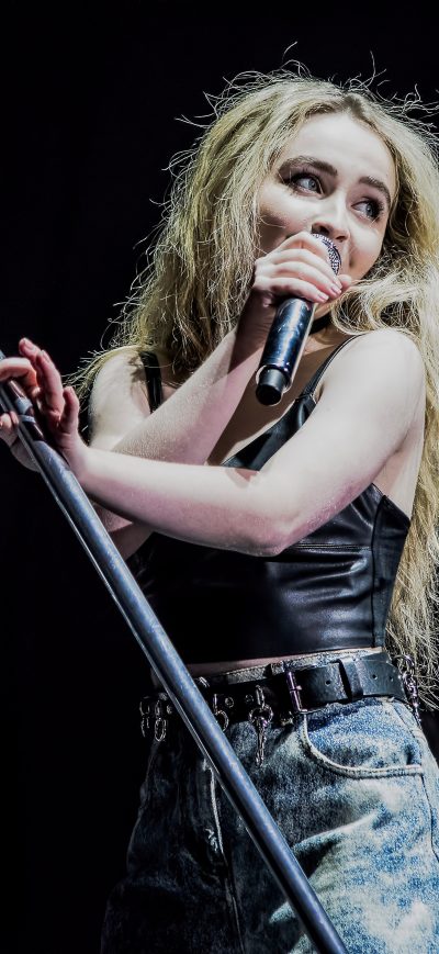 Fond d'écran iPhone Sabrina Carpenter Performance Stage