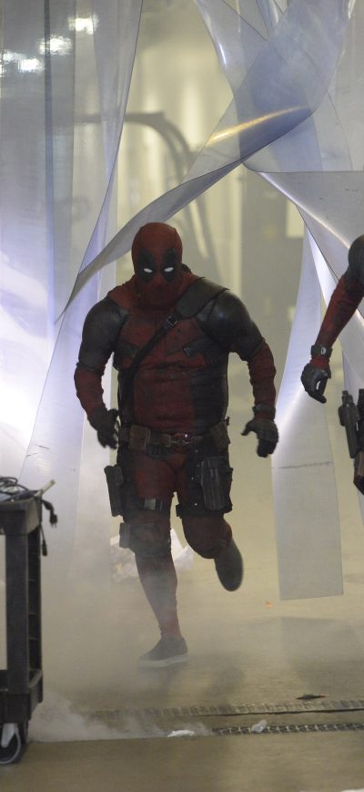 Fond d'écran iPhone Ryan Renolds And James Corden In Deadpool Dress
