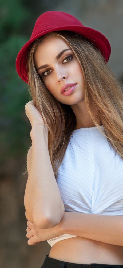 Fond d'écran iPhone White Top Girl With Red Hat