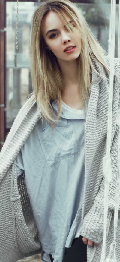 Fond d'écran iPhone Blonde Brown Eyes Sweater 4k