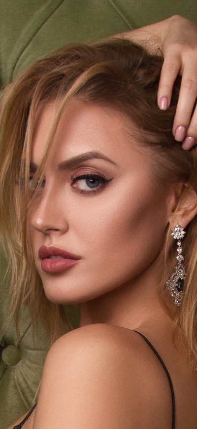 Fond d'écran iPhone Blonde Girl Hand In Hairs Looking Back 4k
