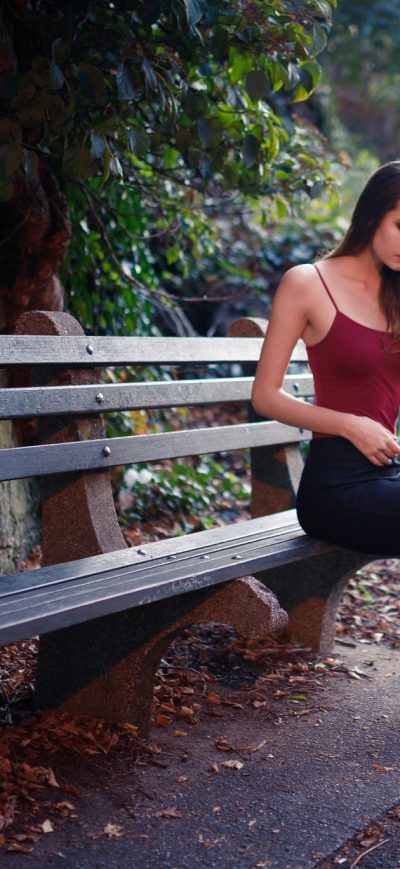 Fond d'écran iPhone Girl Sitting On Bench Outdoors