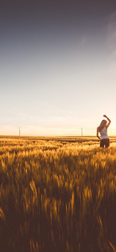 Fond d'écran iPhone Girl Field Sunrise And Sunset Horizon 4k