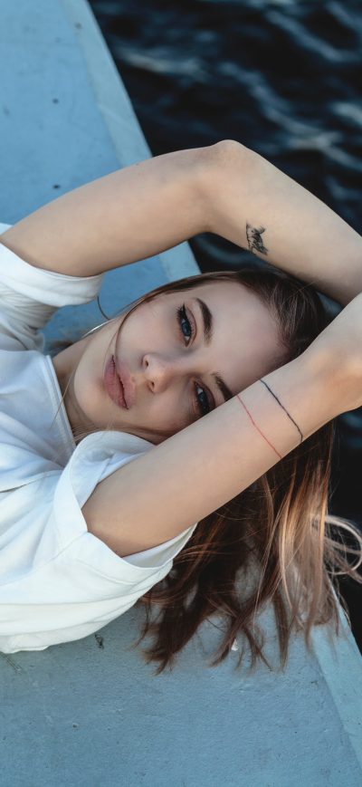 Fond d'écran Girl In White Shirt Lying Down 5k sur iPhone
