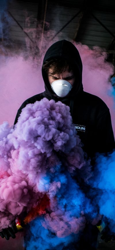Fond d'écran iPhone Boy With Smoke Bomb Colorful 5k