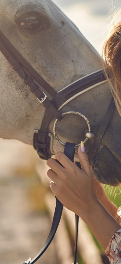 Fond d'écran iPhone Blonde Girl Horse Hugging Eyes Closed 4k
