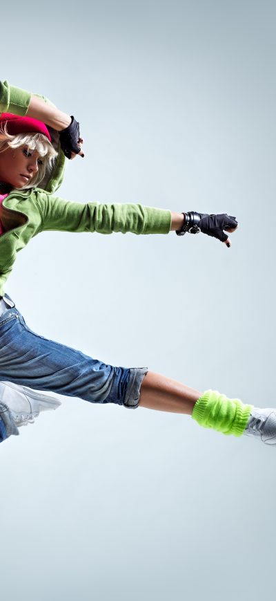 Fond d'écran Girl Jumping Kick 5k sur iPhone