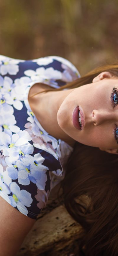 Fond d'écran iPhone Girl Lying Hair Hanging Down 4k