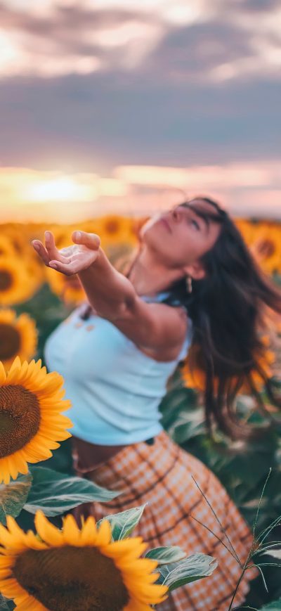 Fond d'écran iPhone Girl Field Joy 4k