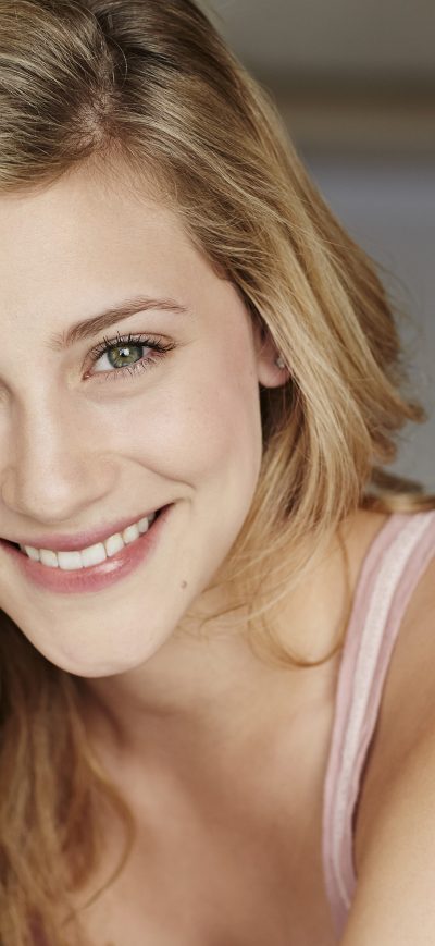 Fond d'écran Lili Reinhart Smile sur iPhone