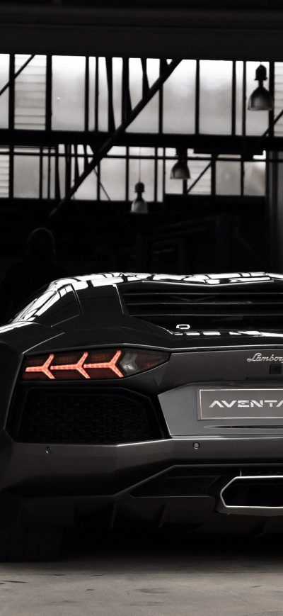 Fond d'écran iPhone Black Aventador in Garrage