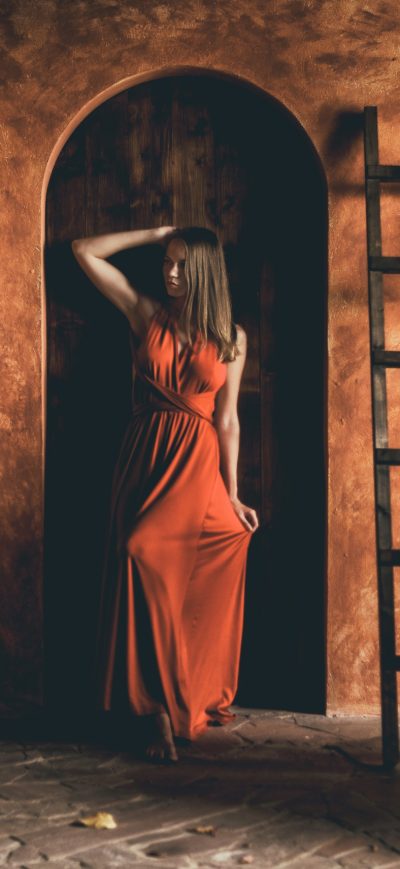 Fond d'écran iPhone Brunette Standing Leaning To Door