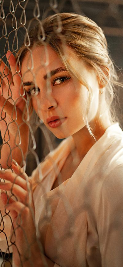 Fond d'écran iPhone Girl Fence Looking At Viewer 4k