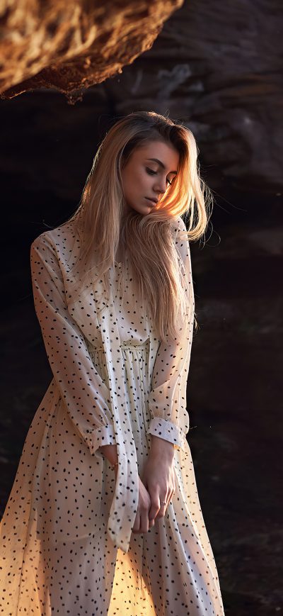 Fond d'écran iPhone Blonde Girl Looking Down Nature View Sea 4k