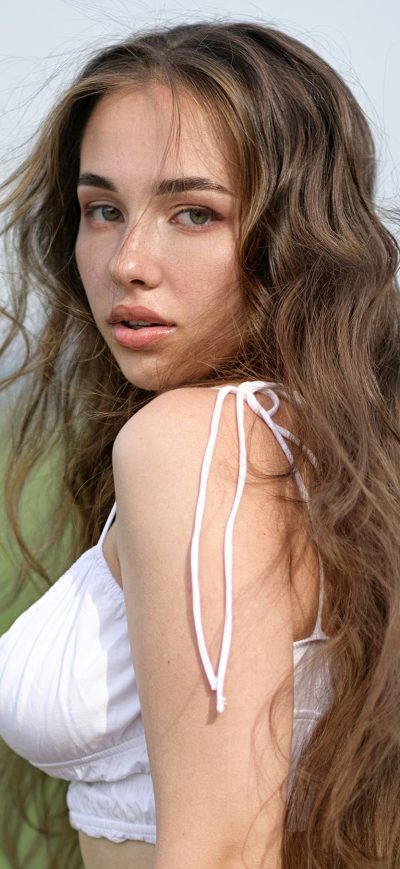 Fond d'écran iPhone Beautiful Girl In Field Outdoor 4k