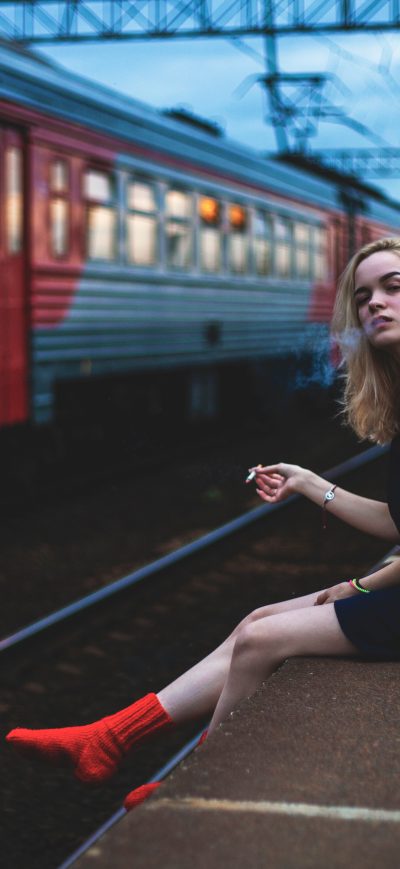 Fond d'écran iPhone Girl Sitting On Platform Smoking 5k