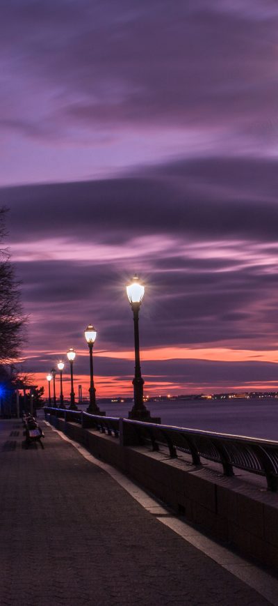 Fond d'écran iPhone Evening Street Lamp Beside Bay 4k