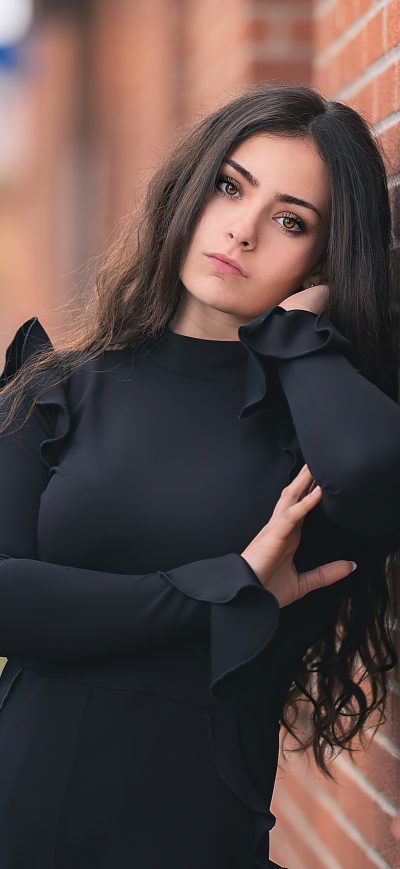 Fond d'écran iPhone Hand On Face Brown Eyes Black Dress
