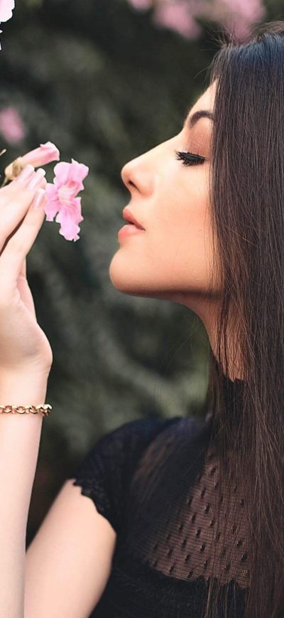 Fond d'écran iPhone Attractive Beautiful Girl Smelling Flowers