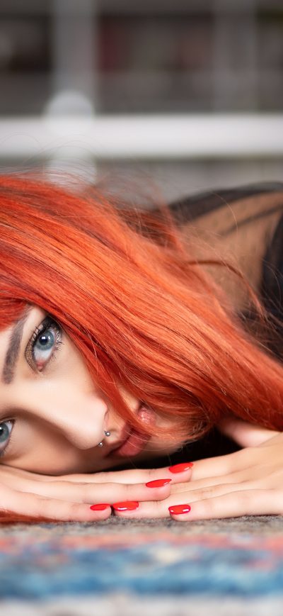 Fond d'écran iPhone Redhead Girl Lying Looking At Viewer 5k
