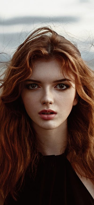 Fond d'écran iPhone Redhead Model Wavy Hair Looking Directly